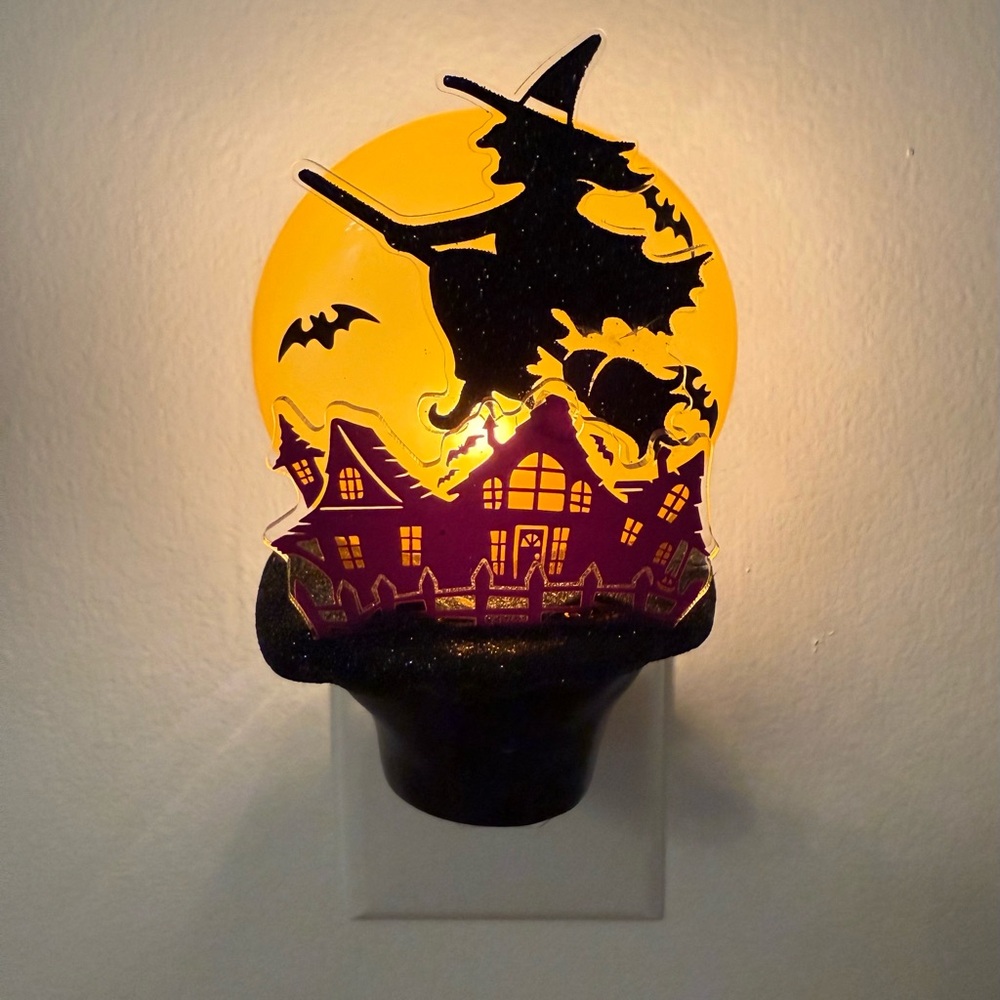 NWOT HALLOWEEN WITCH ON BROOMSTICK NIGHT LIGHT